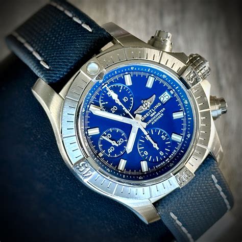 breitling avenger a13385